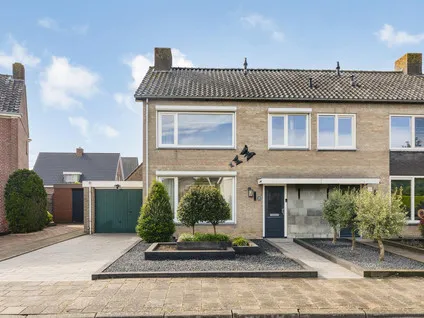 Twee-onder-één-kap te koop: Bernardlaan 37, Wouw Wouw