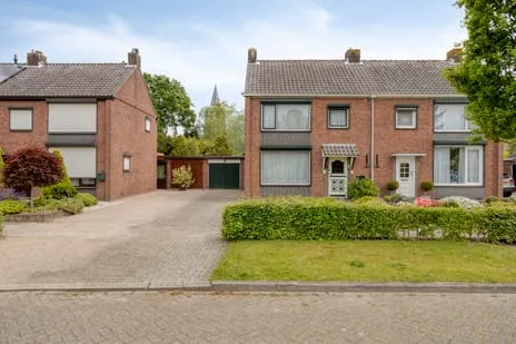 Twee-onder-één-kap te koop: Bernardlaan 5, Wouw Wouw