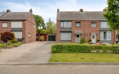 Twee-onder-één-kap te koop: Bernardlaan 5, Wouw Wouw