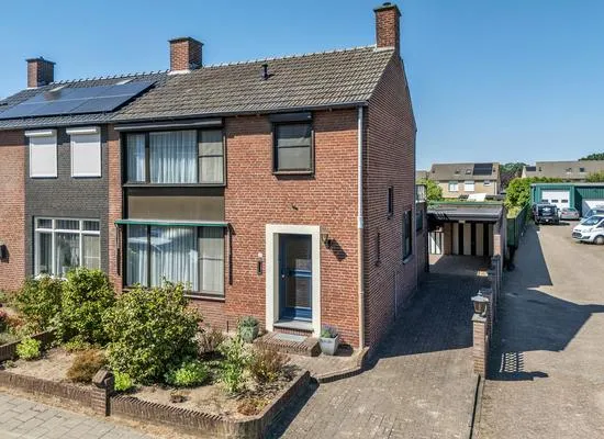 Twee-onder-één-kap te koop: Bernhardstraat 30, Velden-West Velden
