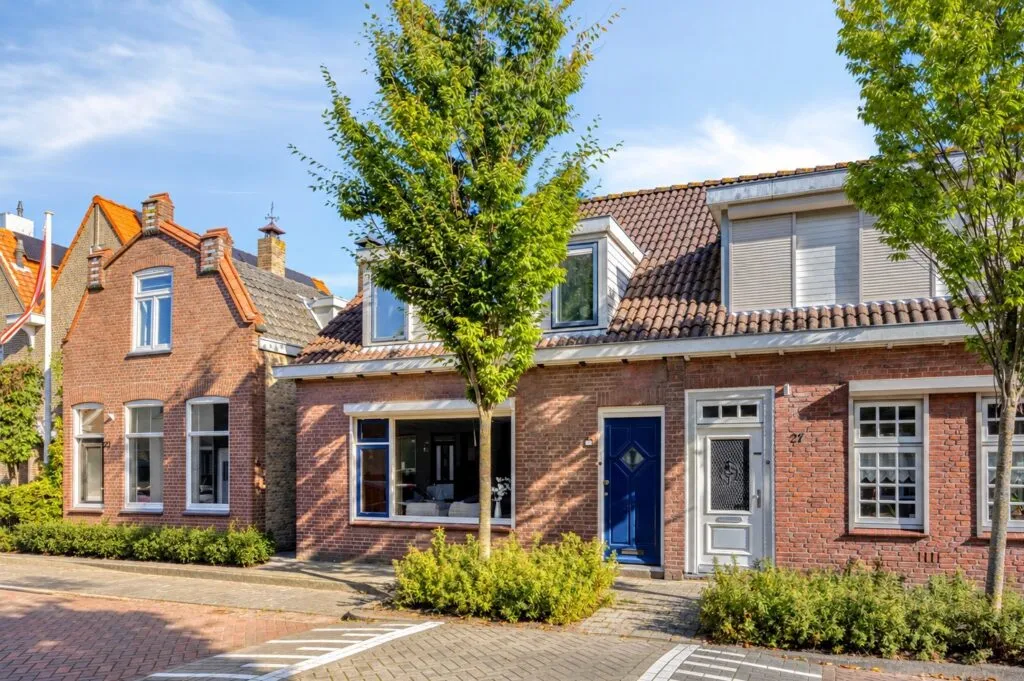 Twee-onder-één-kap te koop: Besoyensestraat 25, Waalwijk
