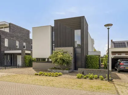 Twee-onder-één-kap te koop: Bessenhof 4, Uden
