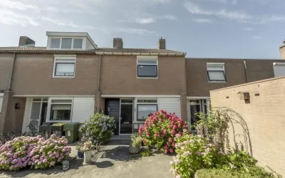 Tussenwoning te koop: Bestevaerplein 5, Oud-Beijerland Zeeheldenwijk Oud-Beijerland