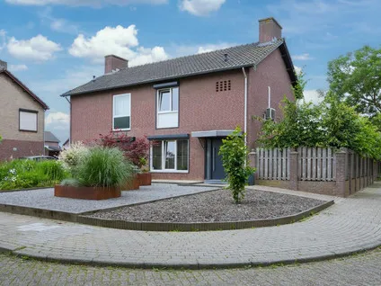 Twee-onder-één-kap te koop: Bettinumstraat 48, Buchten Buchten
