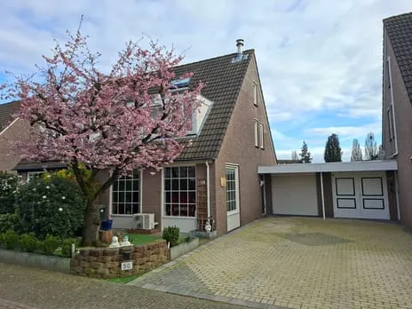 Tussenwoning te koop: Betuwehof 50, Rijpelberg-West Helmond
