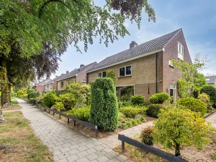 Twee-onder-één-kap te koop: Beukenlaan 8, Domineesberg Rhenen