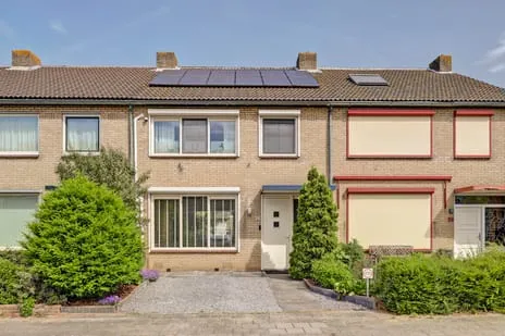 Terraced house for sale: Beusichemstraat 28, Hertogenwijk Tiel