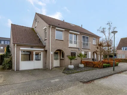 Twee-onder-één-kap te koop: Bieslook 63, Oisterwijk