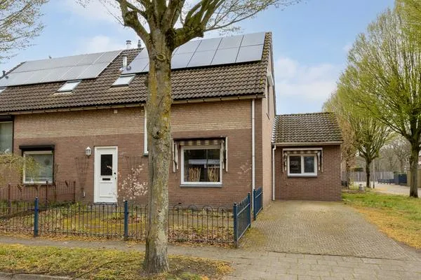 Twee-onder-één-kap te koop: Biezendreef 10, Putte