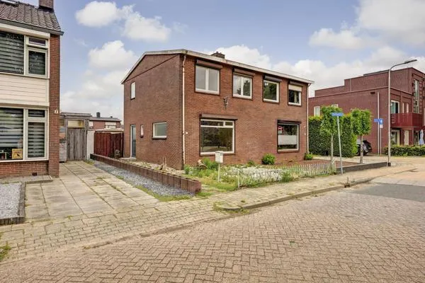 Twee-onder-één-kap te koop: Biezenkampstraat 22, Kern Haalderen Haalderen