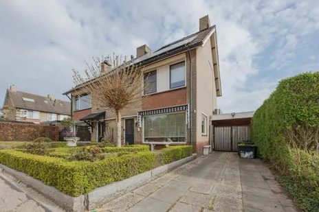 Twee-onder-één-kap te koop: Biezenstraat 2, Raamsdonksveer Raamsdonksveer
