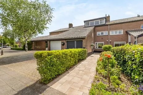 Terraced house for sale: Bijenmeent 57, Hilversumse Meent Hilversum
