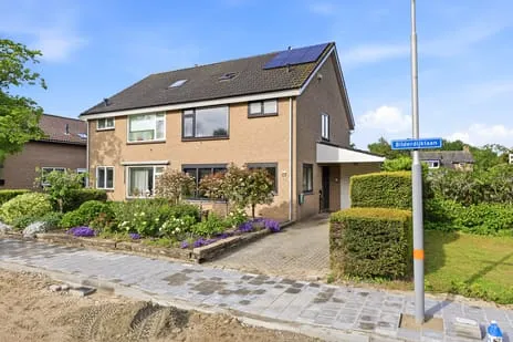 Twee-onder-één-kap te koop: Bilderdijklaan 19, Vredehof Zuid Vlissingen