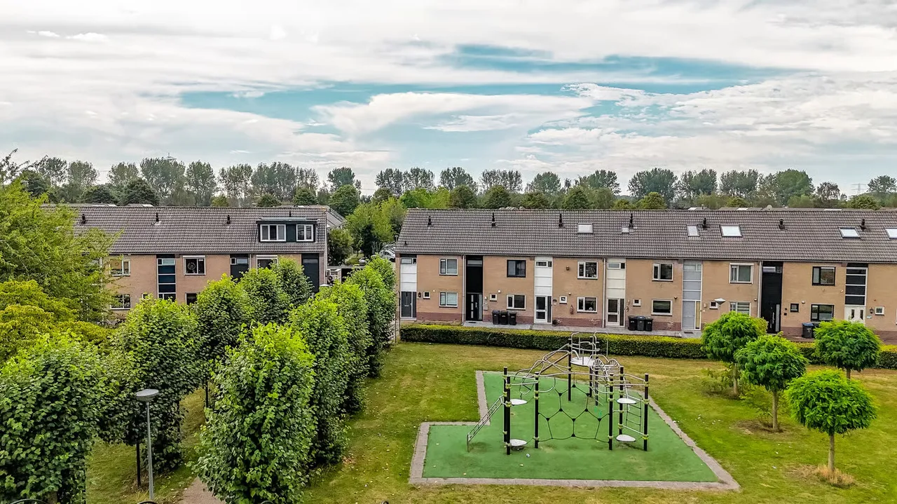 Tussenwoning te koop: Bizonplantsoen 25, Almere