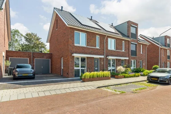 Tussenwoning te koop: Blauwborst 18, Stuivezand Made
