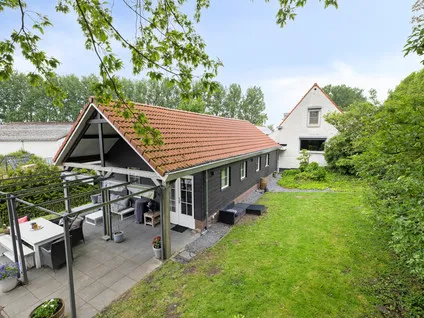 Twee-onder-één-kap te koop: Bloemendijk 4, Verspreide huizen in het Westen Dinteloord