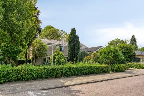 Vrijstaande woning te koop: Bloemenstraat 1, Oost Ridderkerk