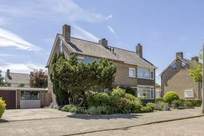 Twee-onder-één-kap te koop: Bloemenstraat 27, Oost Ridderkerk