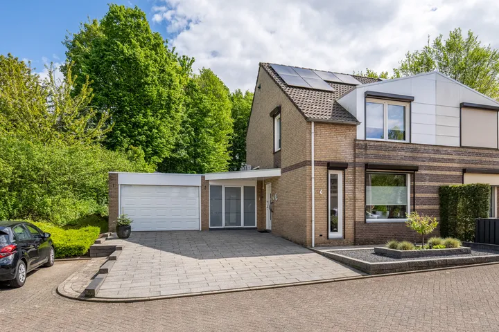 Twee-onder-één-kap te koop: Bloemenstraat 4, Nieuw-Einde Heerlen