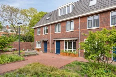 Tussenwoning te koop: Bloemistenhof 7, Tuinstadwijk Leiden