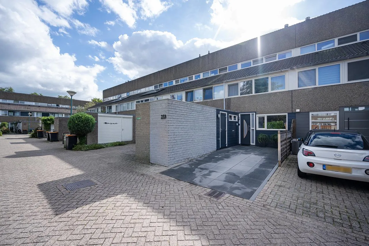 Tussenwoning te koop: Bloemstede 233, Maarssen
