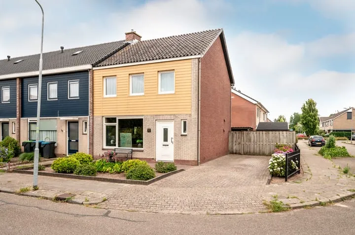 Hoekwoning te koop: Bloemstraat 45, Oldebroek Oldebroek