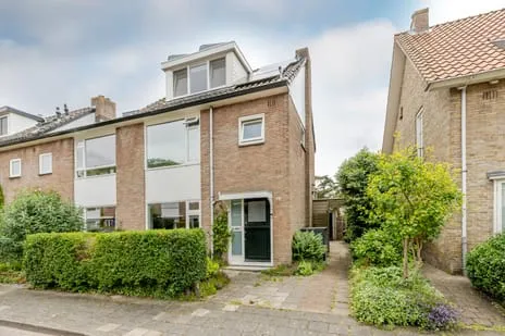 Corner house for sale: Bloemveldlaan 76, Ramplaankwartier Haarlem