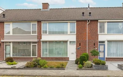 Tussenwoning te koop: Boomhoefstraat 12, Wouw Wouw
