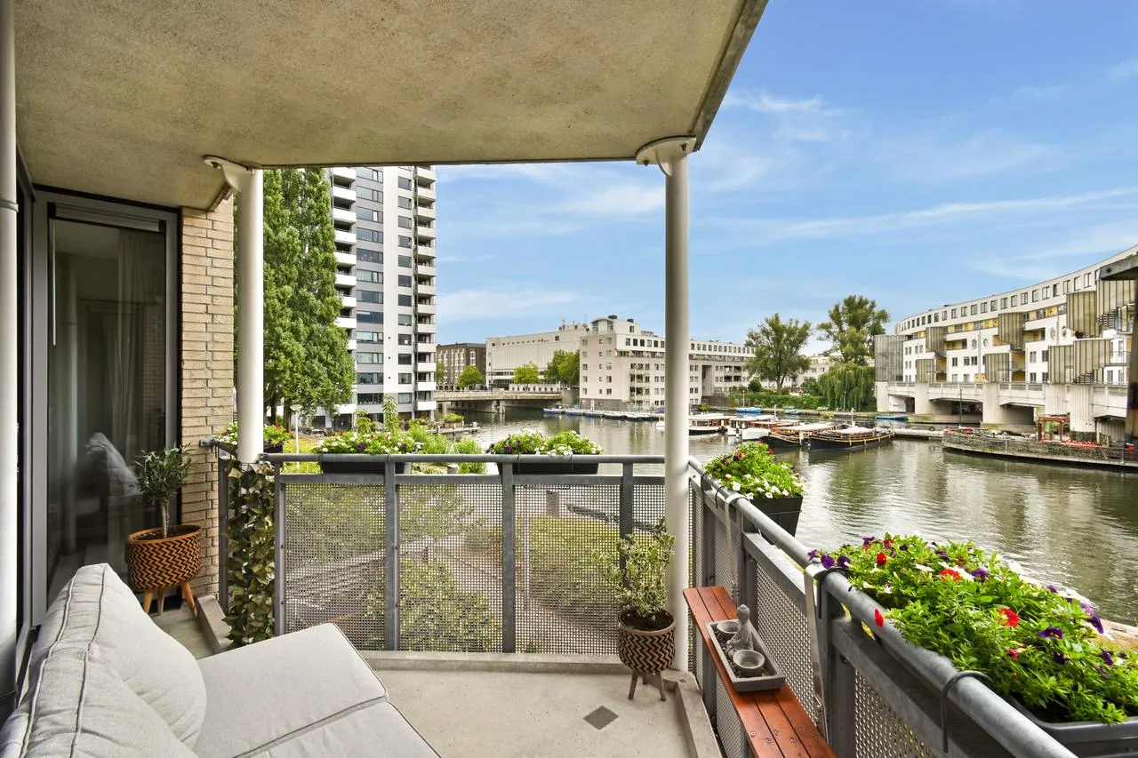 Appartement te koop: Borneolaan 214, Amsterdam