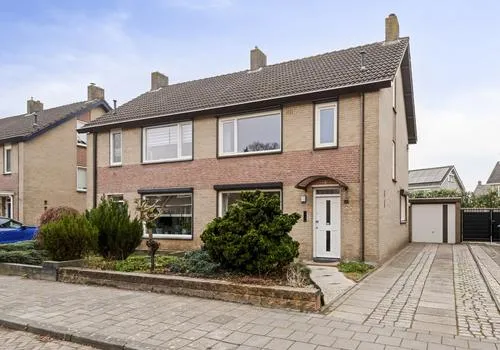 Twee-onder-één-kap te koop: Bornhemweg 105, Oudenbosch-Centrum Oudenbosch