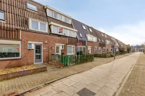 Tussenwoning te koop: Bosgouw 240, Bosgouw, Brongouw en Nijvergouw Almere