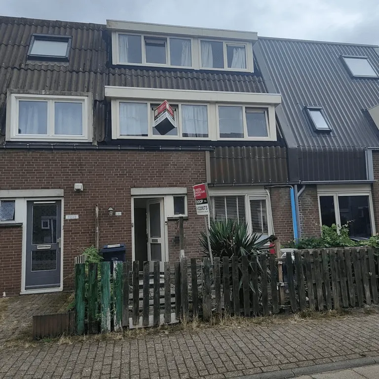 Tussenwoning te koop: Bosgouw 240, Almere