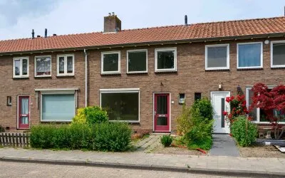 Terraced house for sale: Botterstraat 23, Emmeloord-Centrum-Tussen Gracht en Vaart Emmeloord
