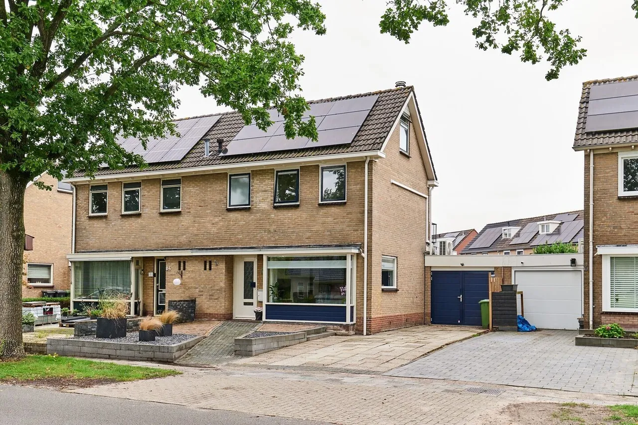 Tussenwoning te koop: Boveneind 83, Leek