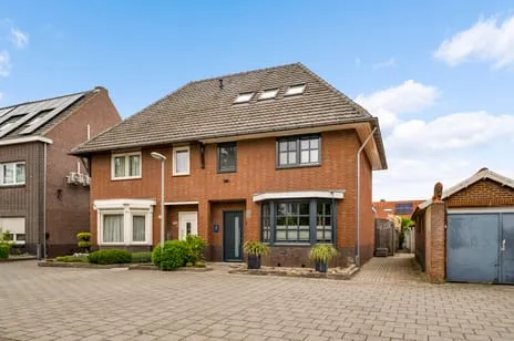 Twee-onder-één-kap te koop: Bredeweg 111, Kern Maasniel Roermond