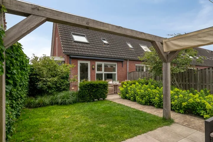 Corner house for sale: Breeuwer 2, Buurt 4 Zeewolde