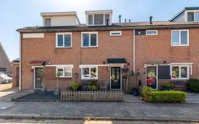 Terraced house for sale: Bremstraat 14, Klaaswaal Woonkern Klaaswaal