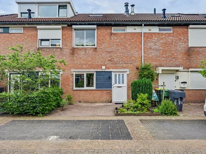 Tussenwoning te koop: Bremstraat 6, Klaaswaal Woonkern Klaaswaal