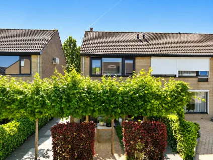 Corner house for sale: Brielsestraat 81, Stellendam west Stellendam