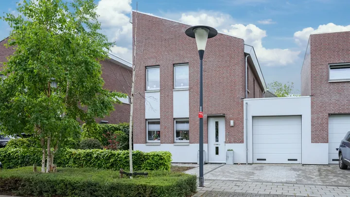Twee-onder-één-kap te koop: Brittanniëlaan 15, Geleen-Noord Geleen
