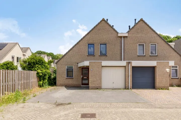 Corner house for sale: Bromeliastraat 1, Bloemenbuurt Oost Almere