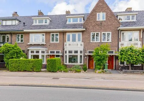 Tussenwoning te koop: Buitenrustlaan 10, Haarlem