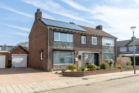 Twee-onder-één-kap te koop: Bunderstraat 4, Brunssum