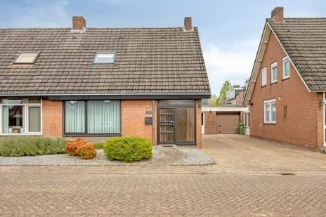 Twee-onder-één-kap te koop: Burchtplein 2, Diepenbroek Baarlo (Li)