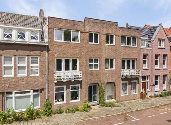 Tussenwoning te koop: Burg. de Hesselleplein 1, Lindeveld Heerlen