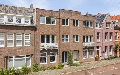 Tussenwoning te koop: Burg. de Hesselleplein 1, Lindeveld Heerlen