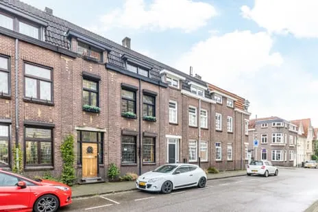 Tussenwoning te koop: Burg. de Hesselleplein 29, Lindeveld Heerlen