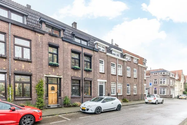 Tussenwoning te koop: Burg. de Hesselleplein 29, Lindeveld Heerlen