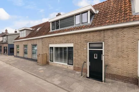 Tussenwoning te koop: Burg de Zeeuwstraat 71, Numansdorp Woonkern Numansdorp