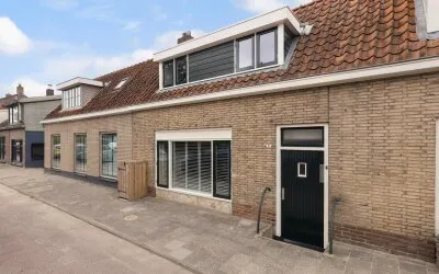Tussenwoning te koop: Burg de Zeeuwstraat 71, Numansdorp Woonkern Numansdorp